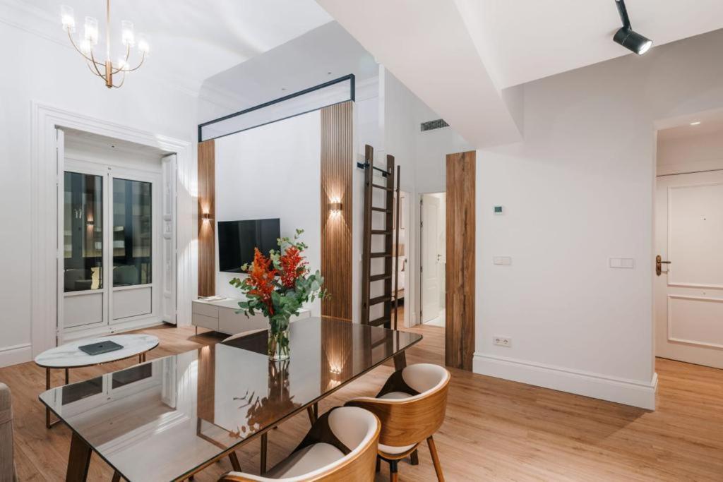 Stunning Apartment Near Gran Via Metro Madrid Buitenkant foto