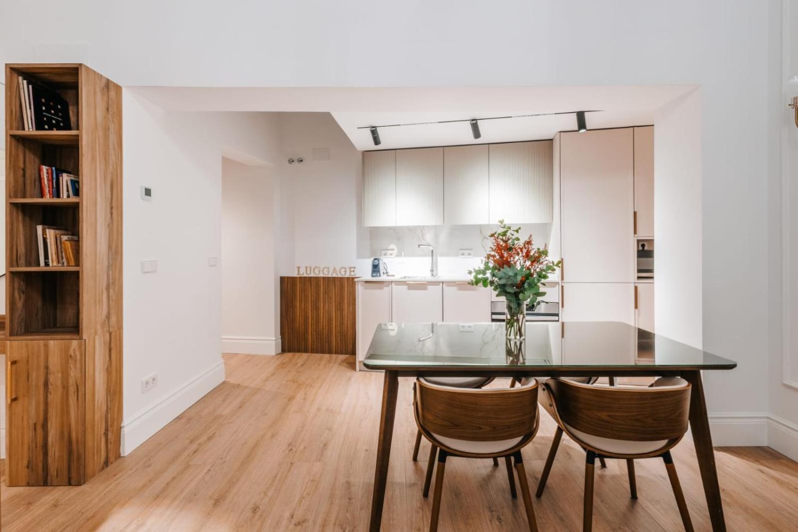 Stunning Apartment Near Gran Via Metro Madrid Buitenkant foto