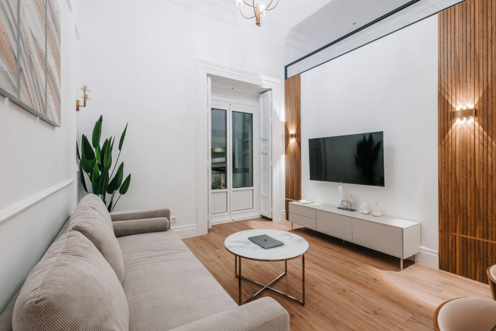 Stunning Apartment Near Gran Via Metro Madrid Buitenkant foto