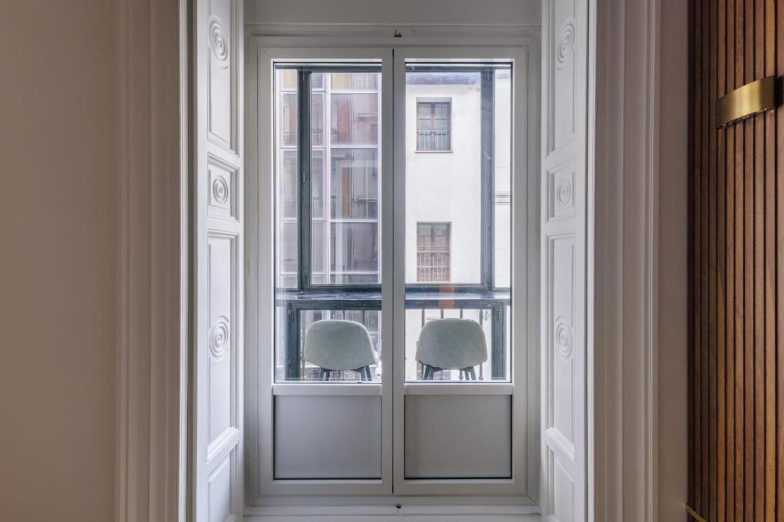 Stunning Apartment Near Gran Via Metro Madrid Buitenkant foto