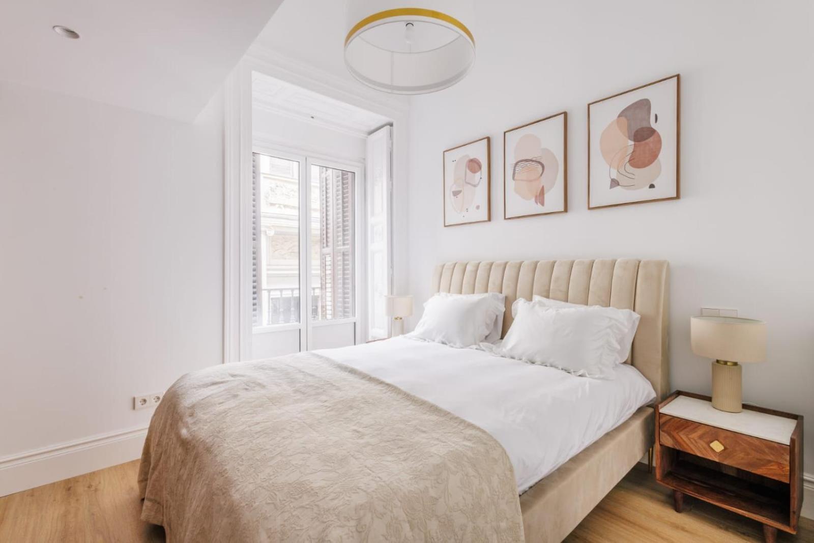 Stunning Apartment Near Gran Via Metro Madrid Buitenkant foto